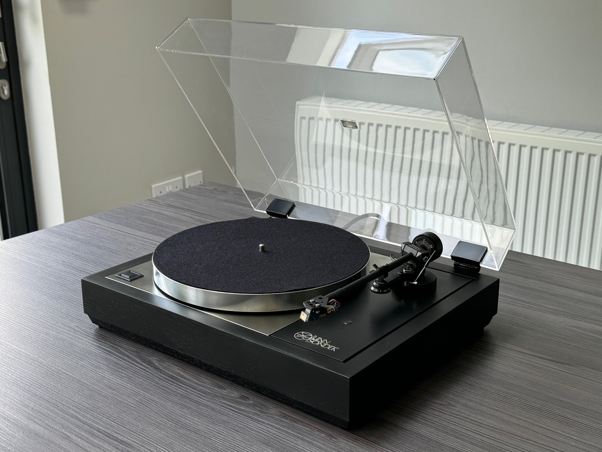 Linn Sondek LP12 – Lovely Original Black Deck. Fully Restored. Basik +/ AT Cartridge/ Valhalla.(0924.2)