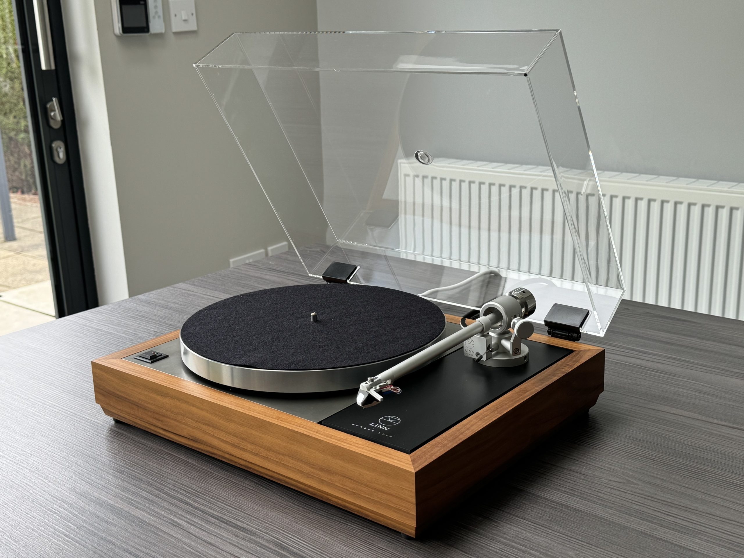 Linn Majik Specification LP12 – in Superb, as new condition on a genuine Linn Walnut Plinth (1024.1)