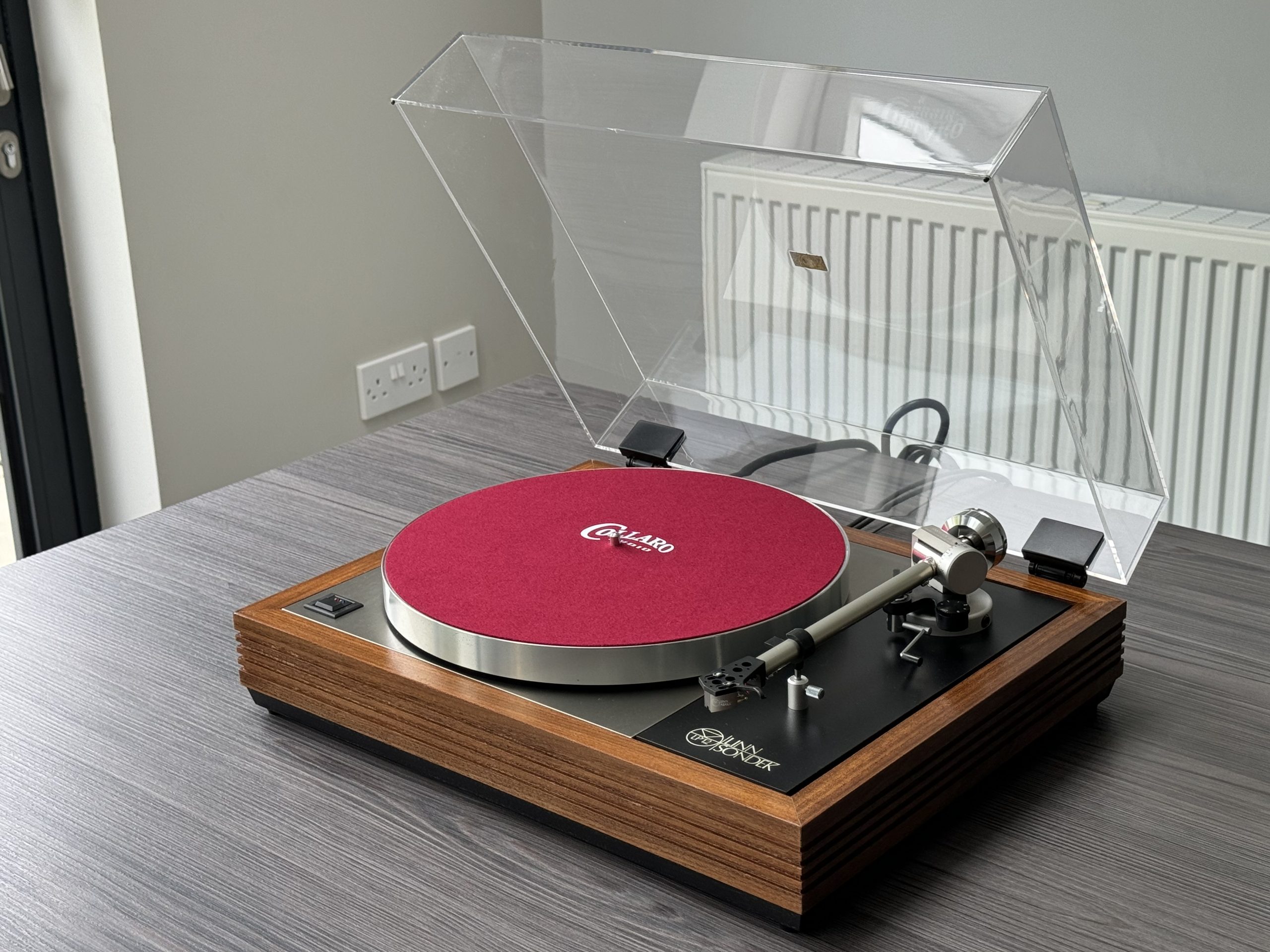 Linn Sondek LP12 – Absolutely Fabulous Deck in original condition. Virtually perfect and in this trim looks and sounds a million dollars. I’ve been using this one myself recently and it sounds as good as modern LP12s costing three times as much.  (1024.3)