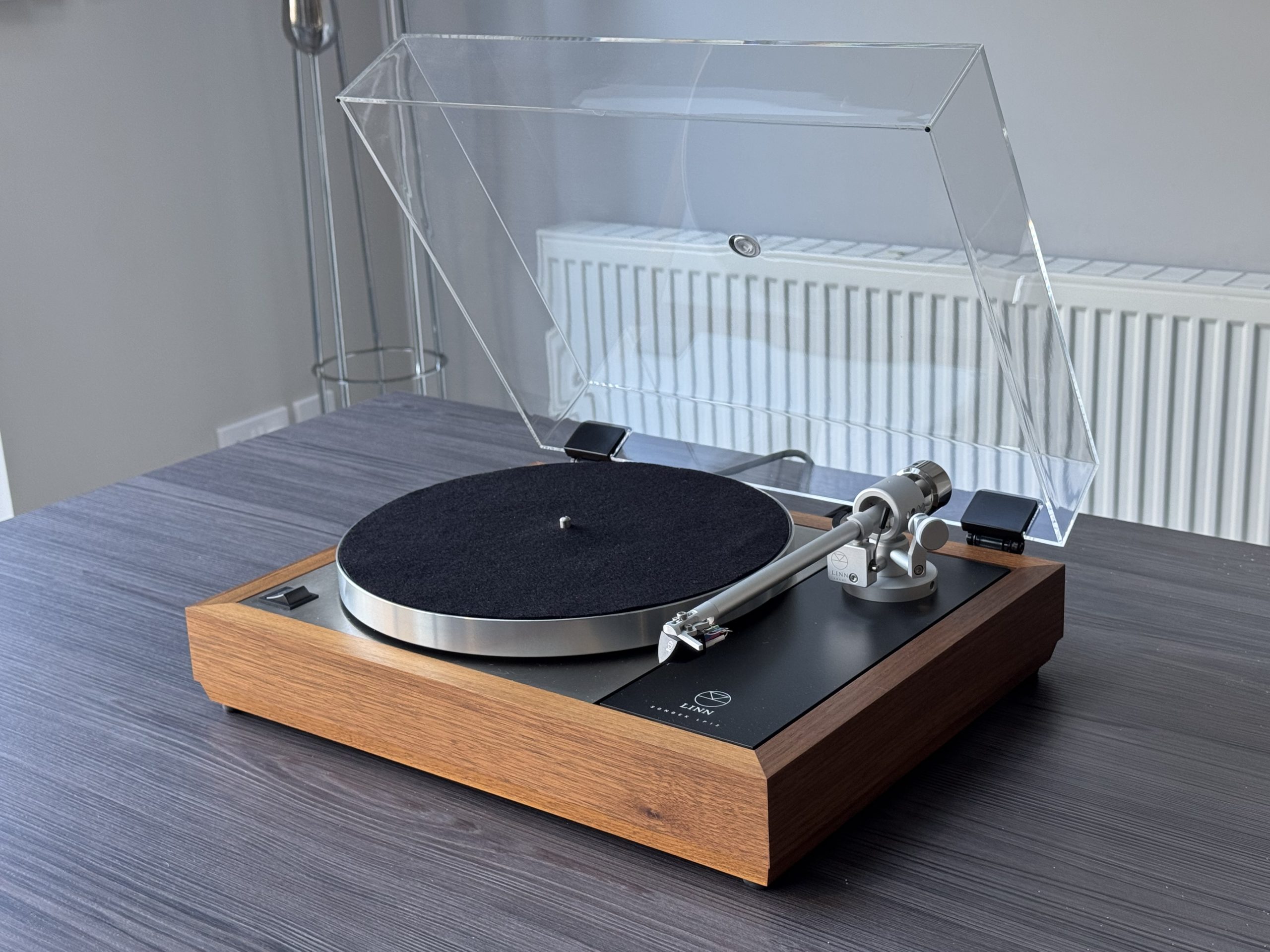 Linn Majik Specification LP12 – in Superb, as new condition on a genuine Linn Walnut Plinth. Another superb turntable I am able to bring to the market for you. This is a superb specification turntable that I have checked over and reset to factory standard.(0225.2)